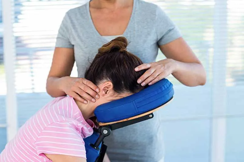 massagem em festa no ambiente de trabalho